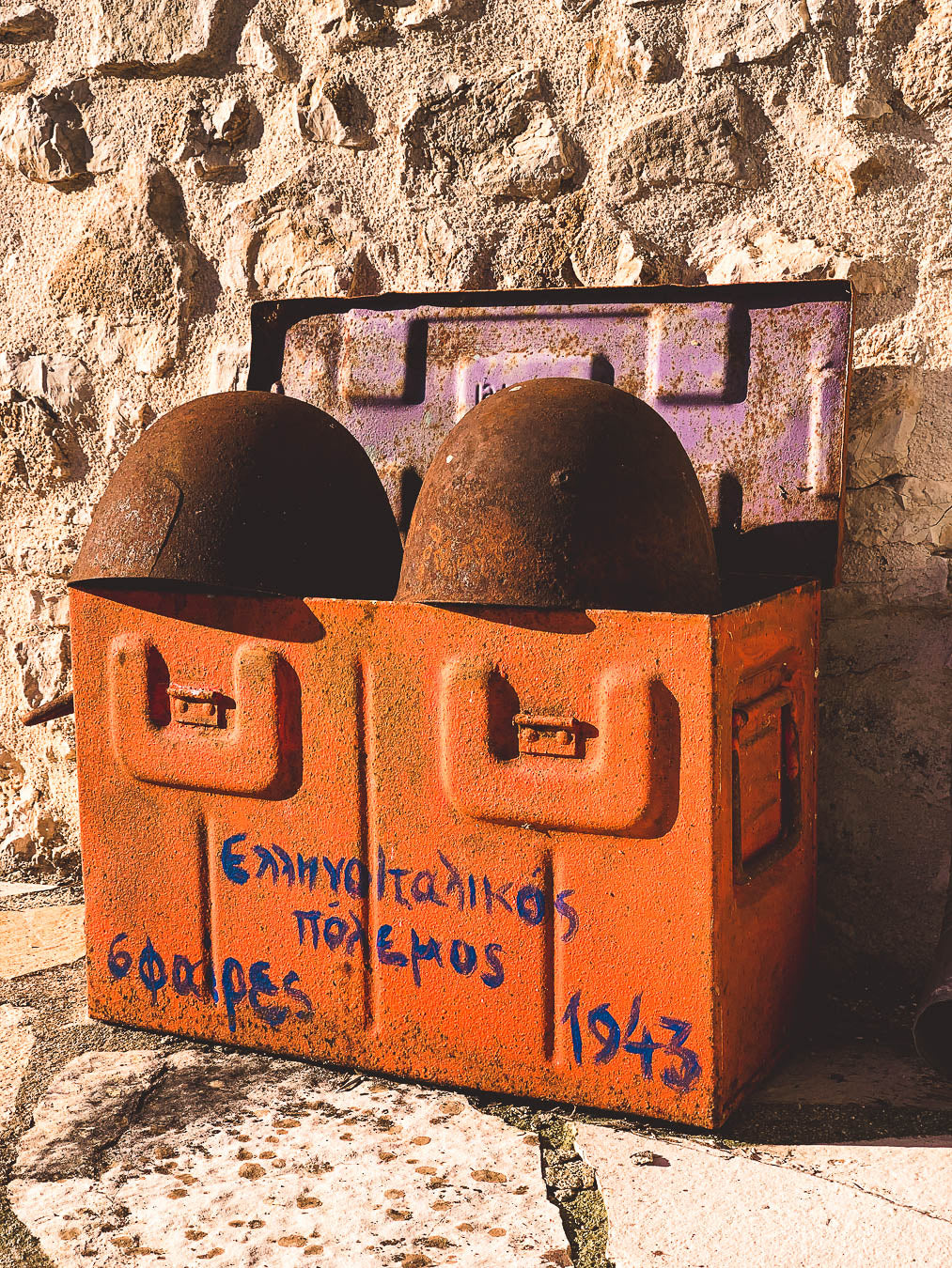 Elmetti di combattenti italiani nell'Epiro