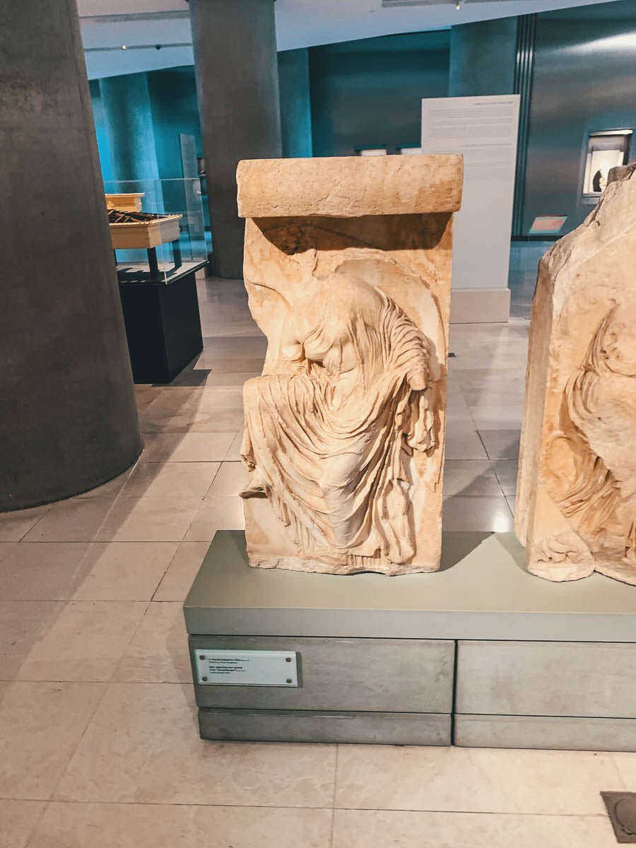 Un pezzo del fregio del tempio della Nike al Museo dell'Acropoli di Atene