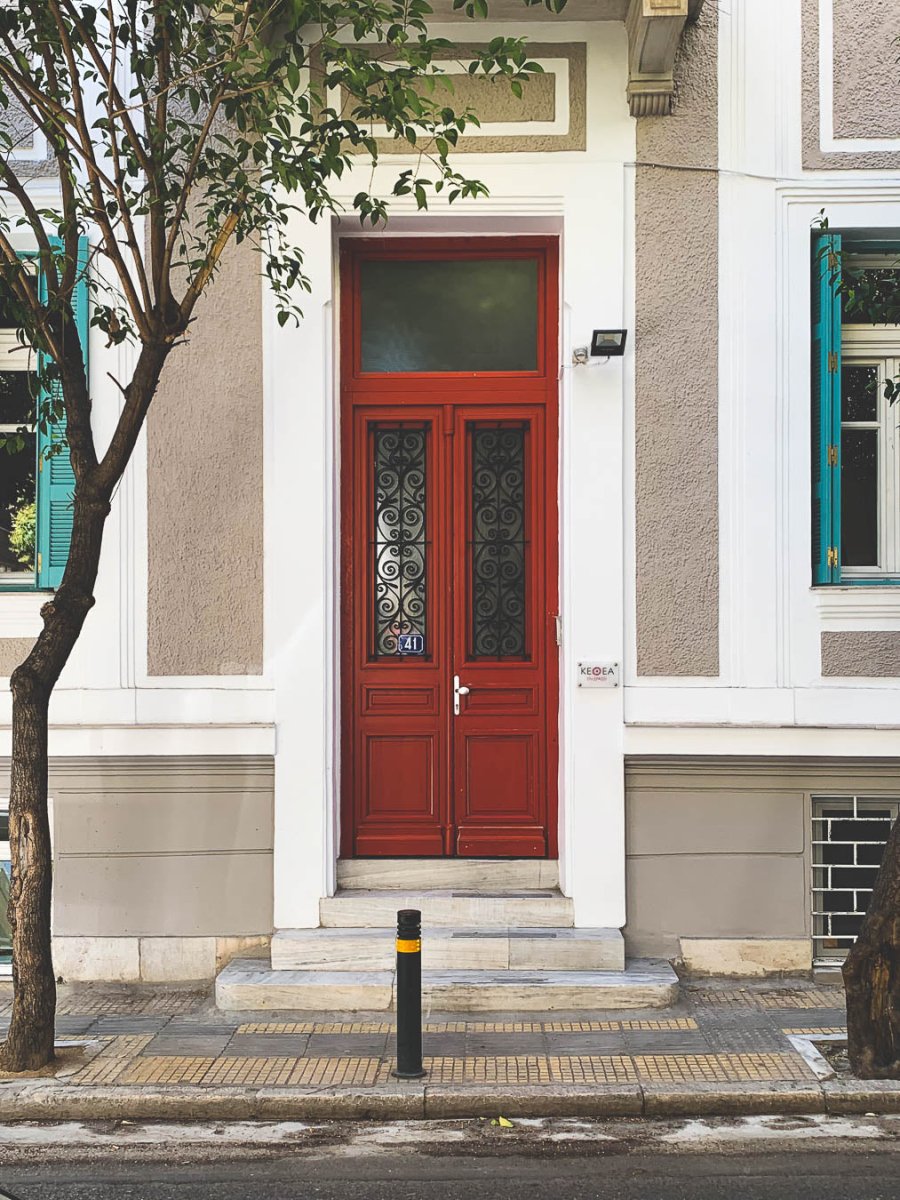 Ingresso di un edificio neoclassico a Kypseli