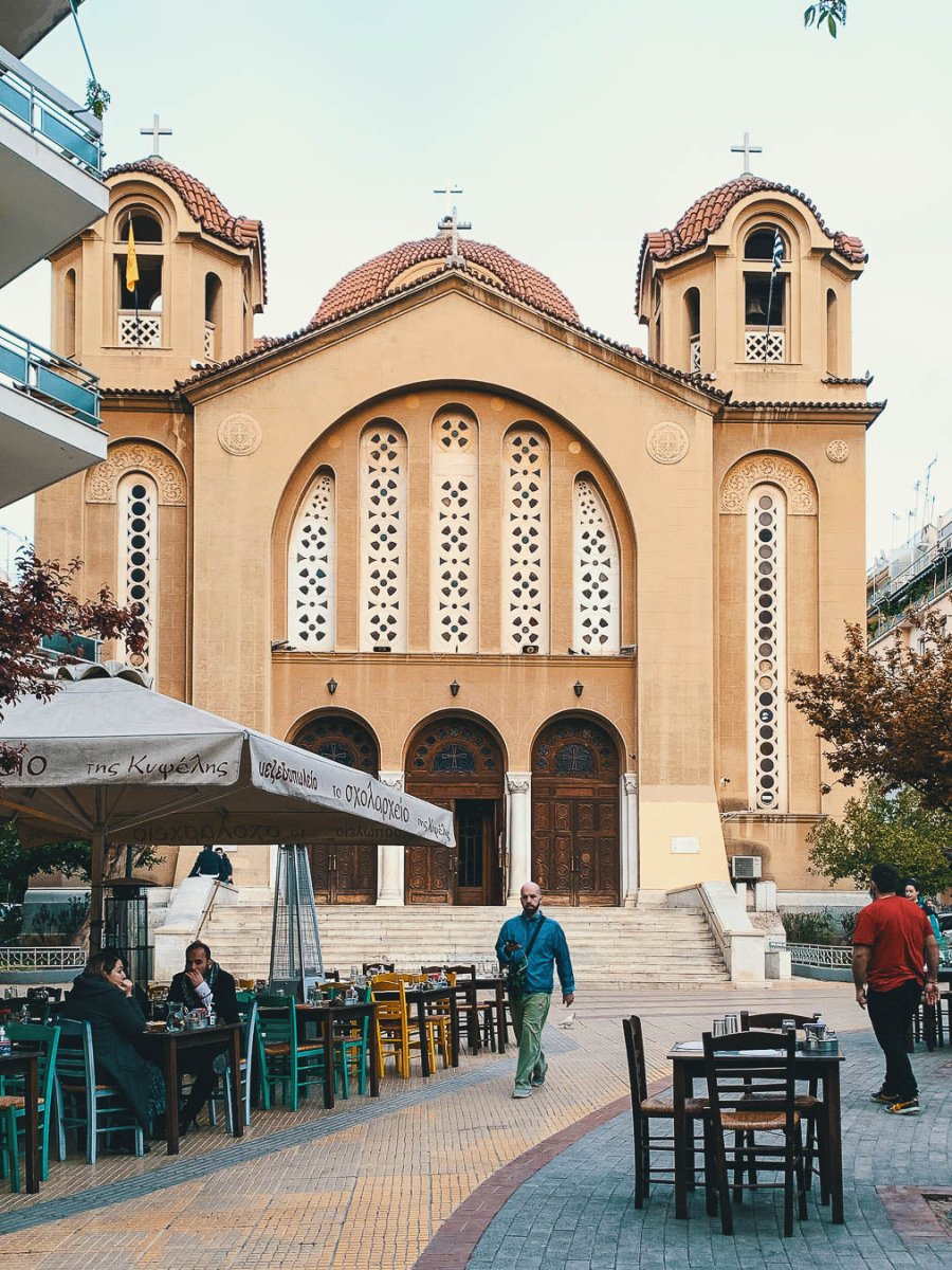 La chiesa di Agios Georgios in una delle piazza di Kypseli