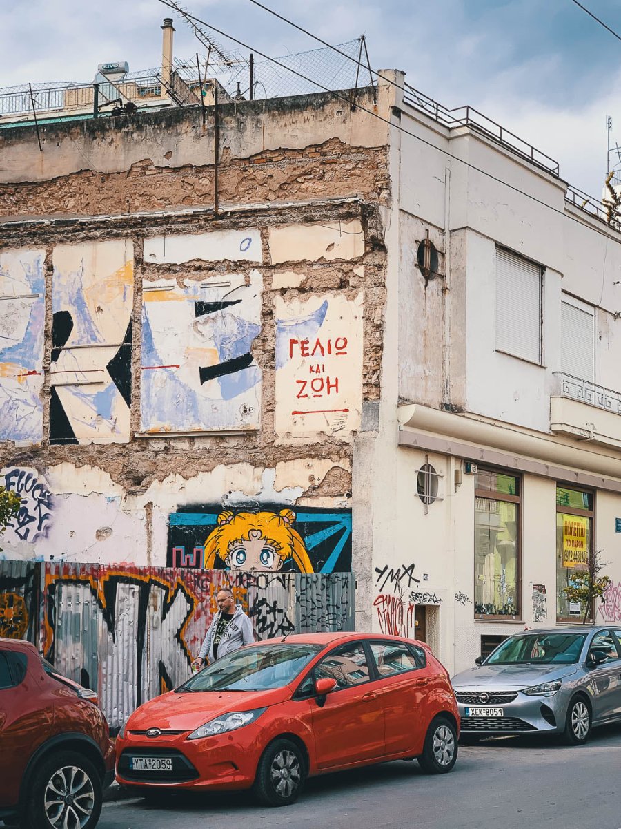 Murales su edificio distrutto a Kypseli