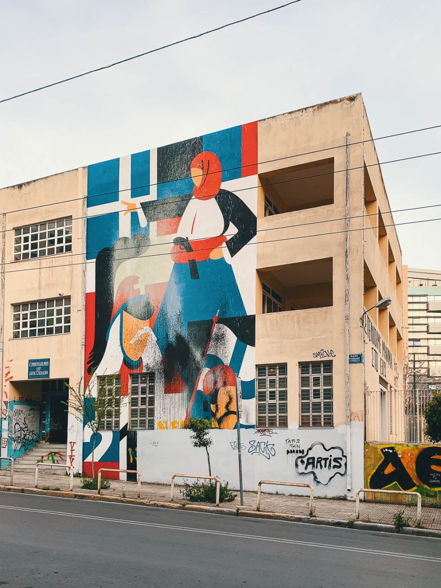 Il murales di Bouboulina su una scuola primaria a Kypseli